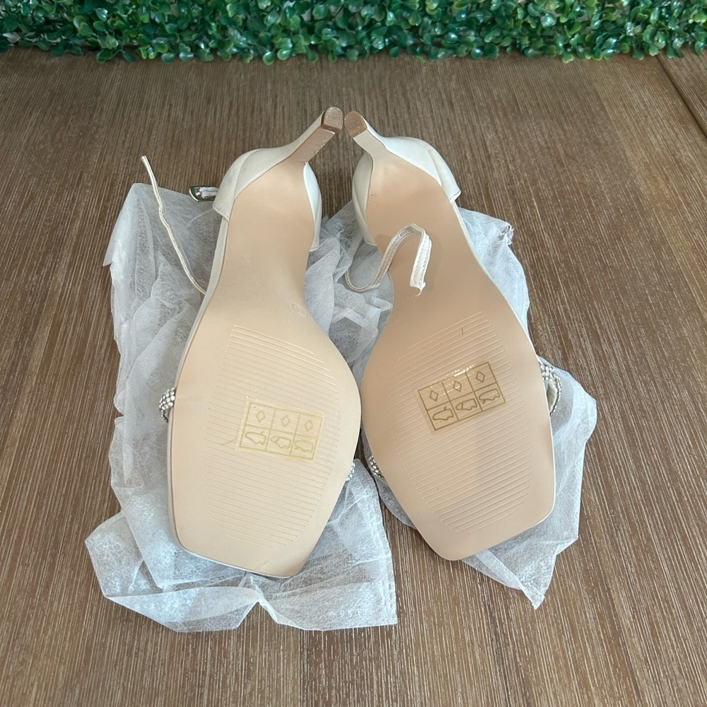 Journee Collection Zoya Heels Womens 9 Off White Square Toe Rhinestone Strap NEW - Picture 10 of 13